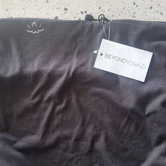 Beyond Yoga Pocket Infinity Scarf Matte Black Versatile Lightweight Wrap NWT - Picture 5 of 8